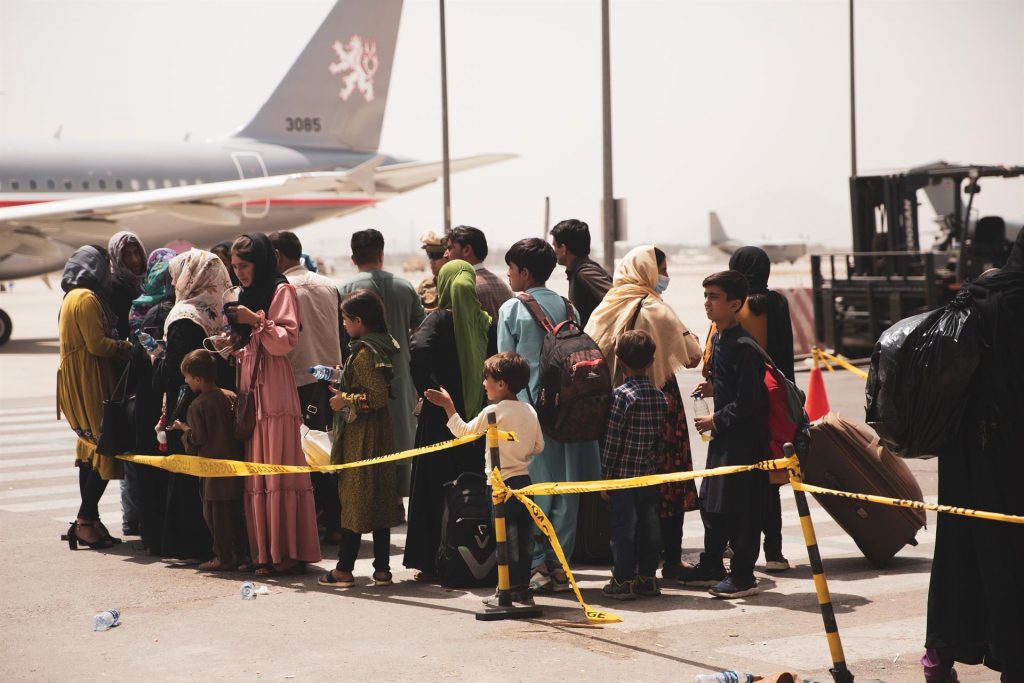 La OTAN se mantendrá en el aeropuerto de Kabul mientras sigan las evacuaciones
