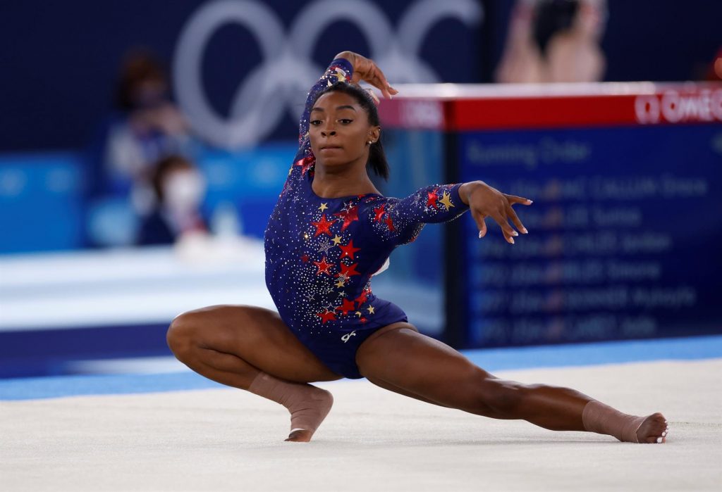 Simone Biles no disputará la final de suelo