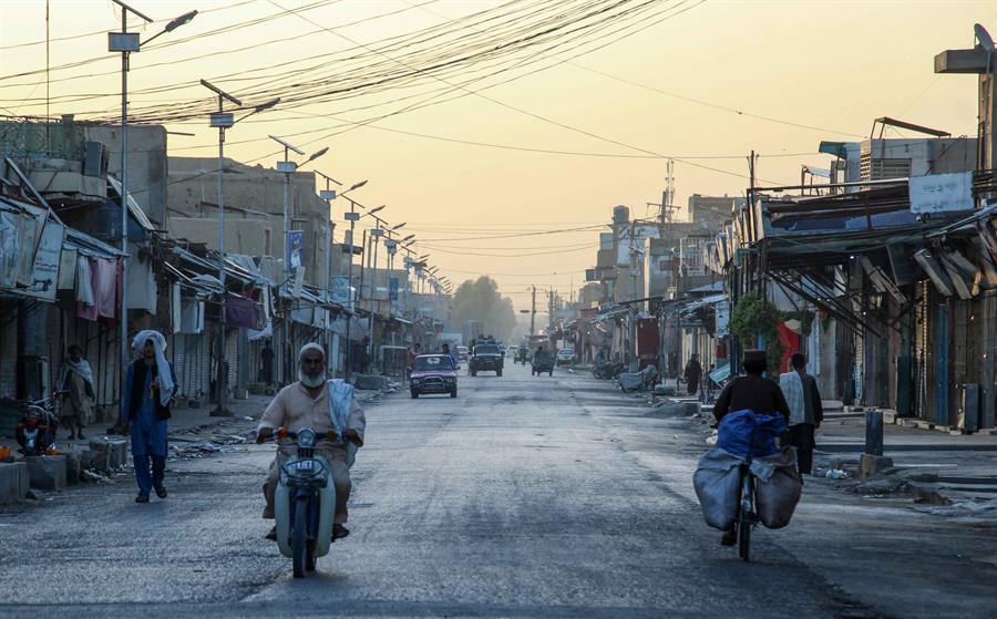 Los talibán toman su séptima capital de provincia en cinco días