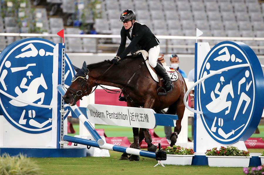 Entrenadora recibe tarjeta negra por pegar a un caballo