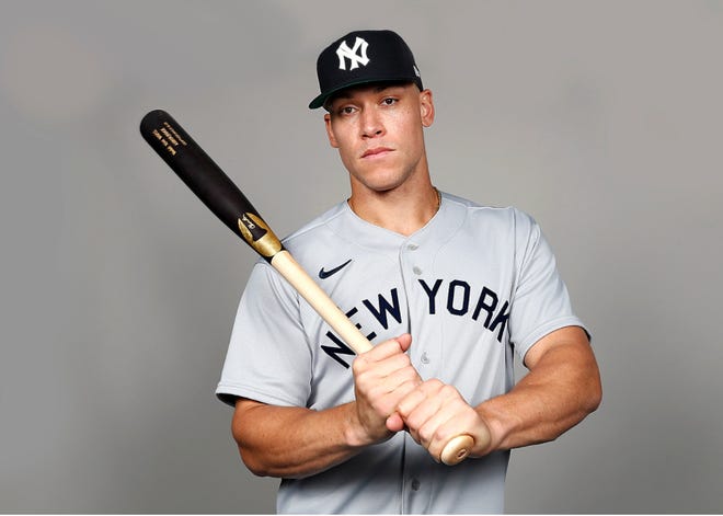 El uniforme de los Yanquis es gris con la leyenda en azul oscuro
