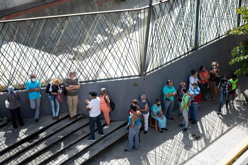 El régimen "expandirá" la vacunación para inmunizar al 70 % de los venezolanos para octubre