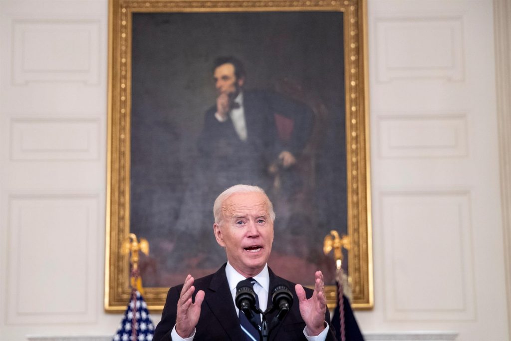 Biden dice a los no vacunados de EE.UU. que su paciencia "se está agotando"