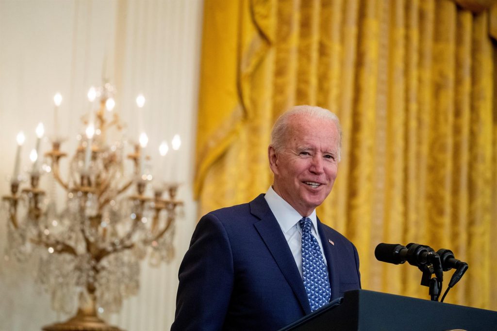 Biden celebra que empresarios compitan por trabajadores y suban los sueldos