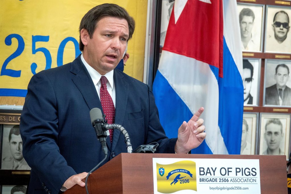 DeSantis daría un bono a los nuevos policías de Florida