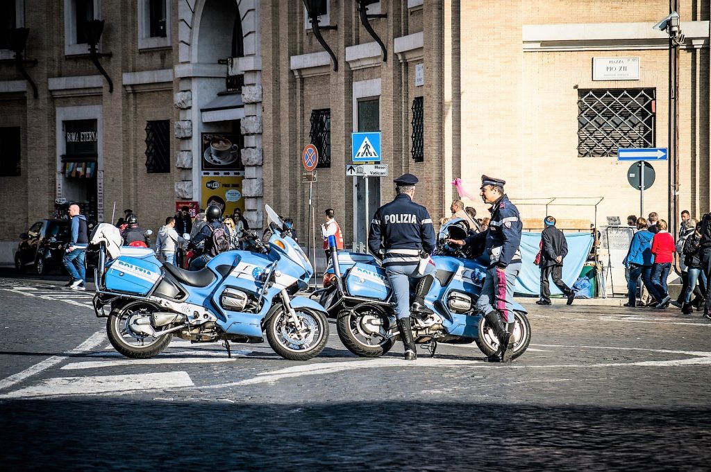 Detenido por acuchillar a 5 personas tras pedirle el billete de bus en Italia