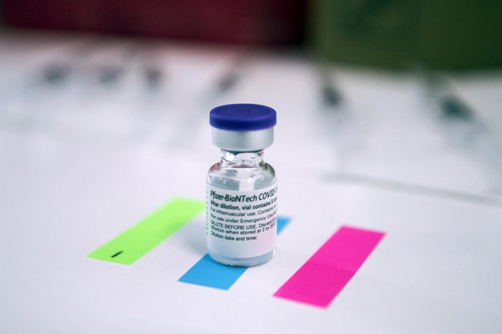 Expertos comienzan a debatir una posible tercera dosis de Pfizer en EEUU