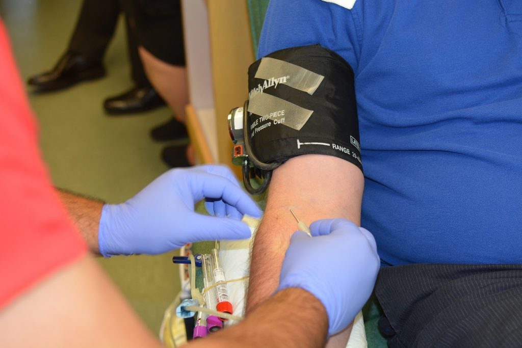 Estudio de Orlando podría facilitar a los hombres LGBT+ donar sangre