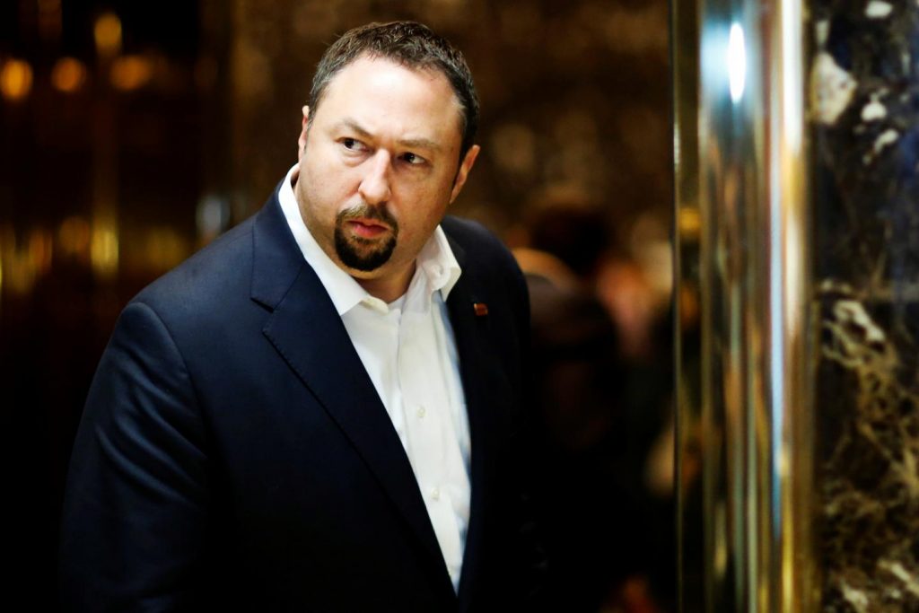 Detienen al exconsejero de Trump, Jason Miller, en Brasil