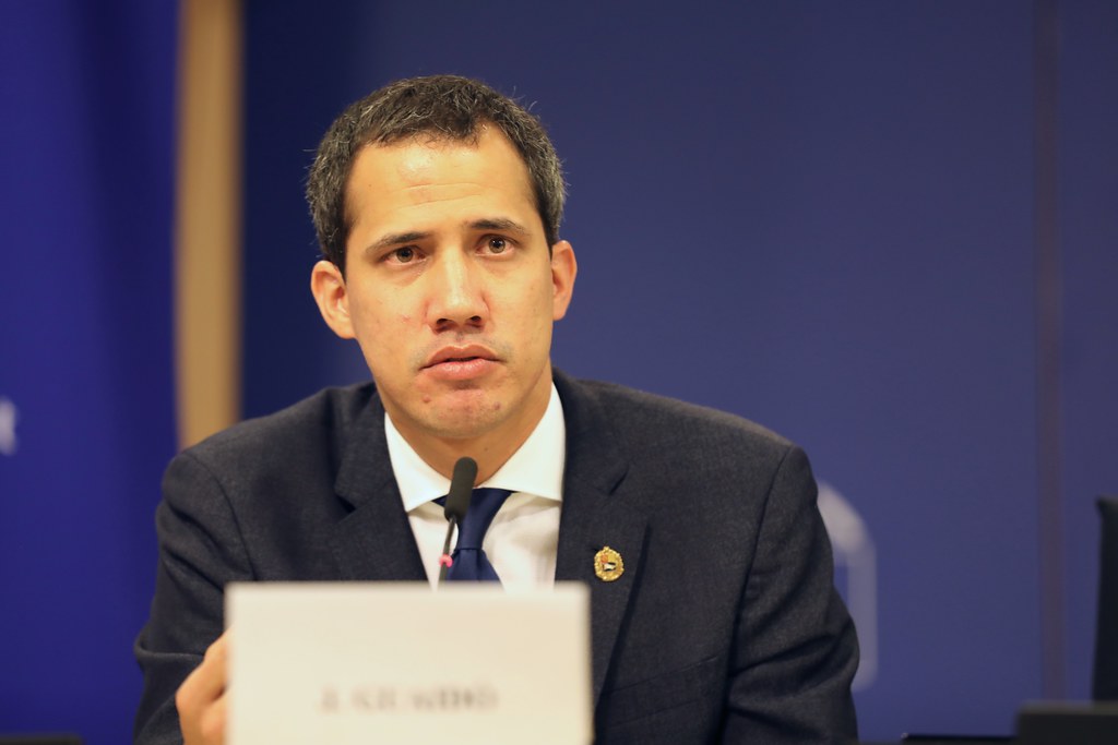 Tras acuerdos parciales en diálogo Guaidó reitera promesa y Maduro celebra