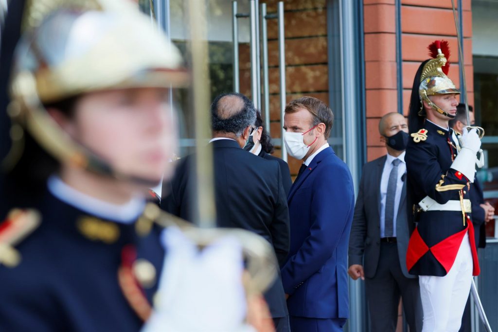 Al grito de viva la revolución, lanzaron un huevo a Macron en Lyon