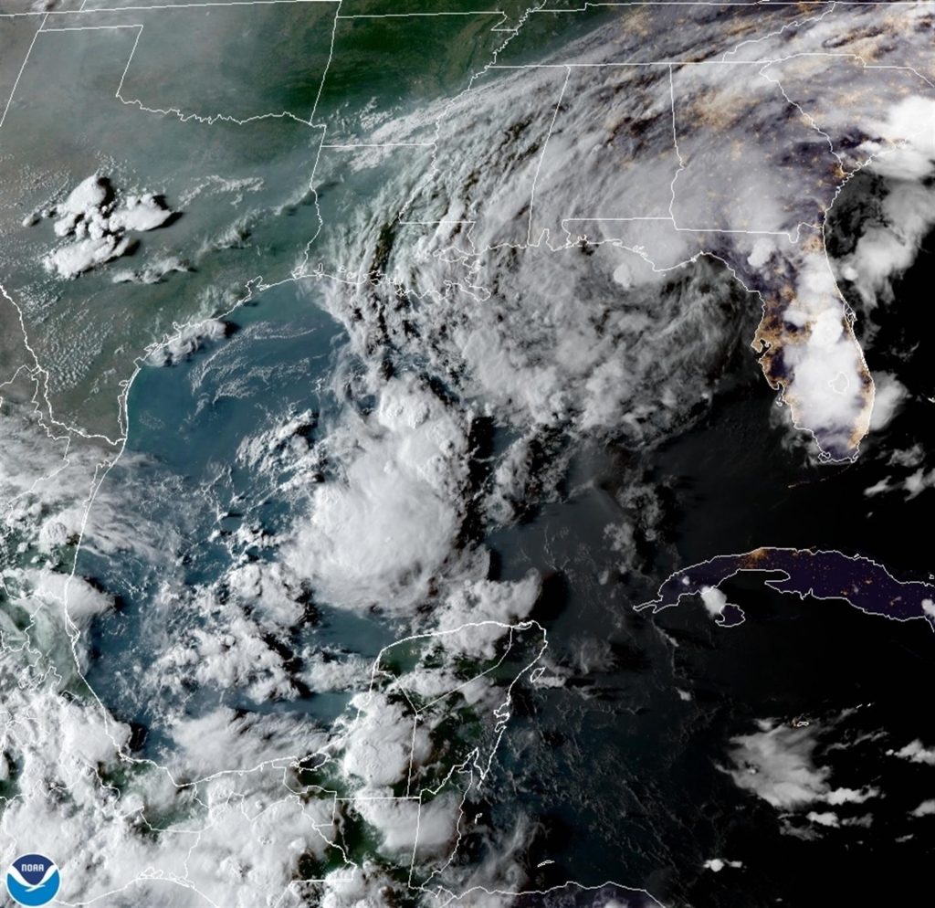 La depresión tropical Mindy descarga lluvias en el sureste de EEUU