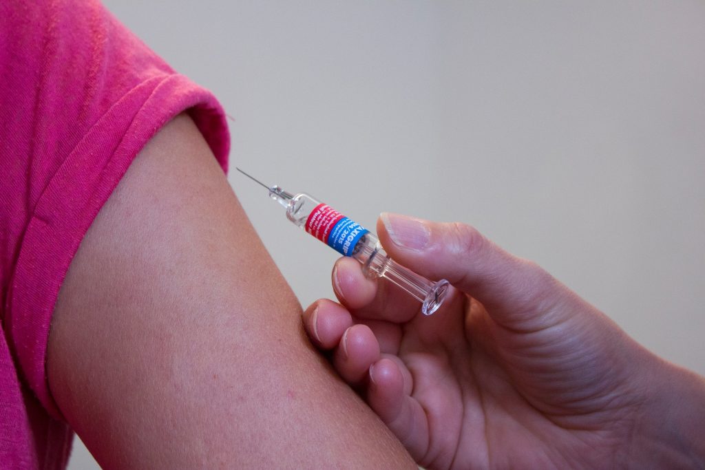 La mujer que vacunó contra la COVID-19 a menores de 12 años en Puerto Rico no es farmacéutica