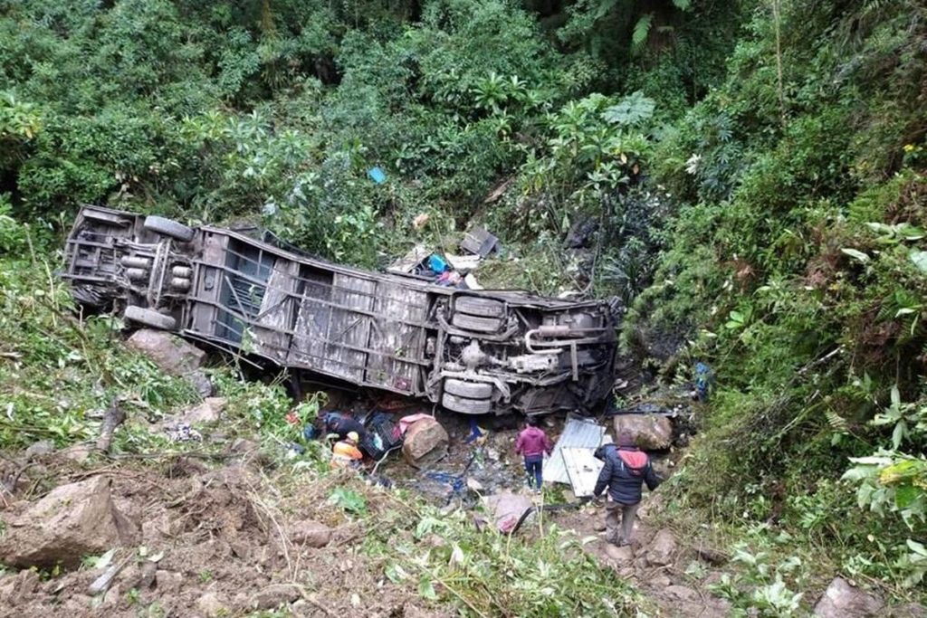 Al menos 23 fallecidos y 13 heridos al despeñarse un ómnibus en Bolivia