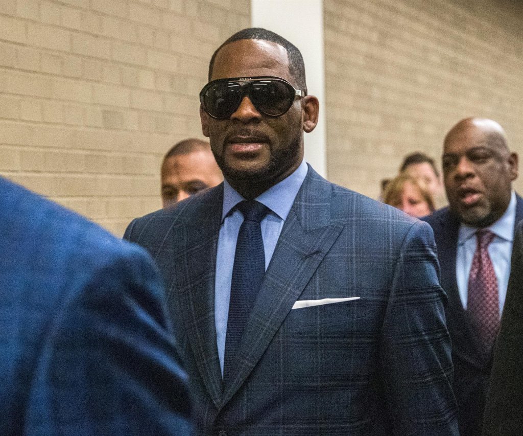 Declaran a R Kelly culpable de crimen organizado y tráfico sexual