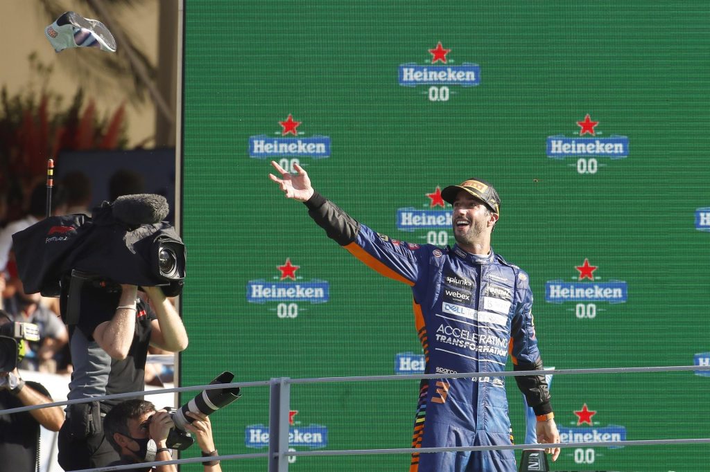Ricciardo reina mientras arde el mundial