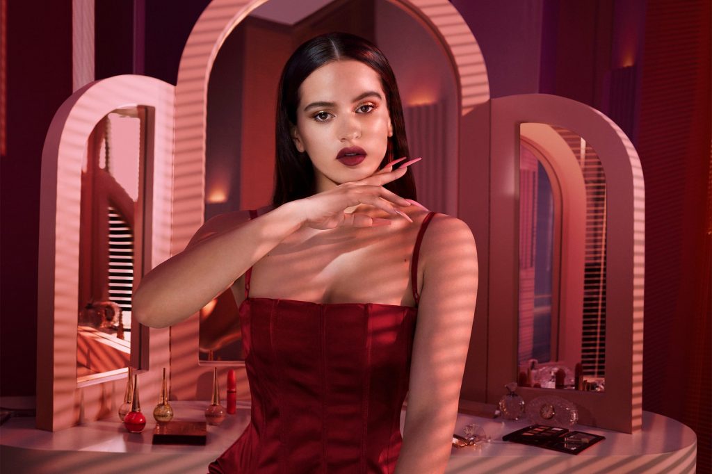 Rosalía crea una colección de maquillaje con MAC