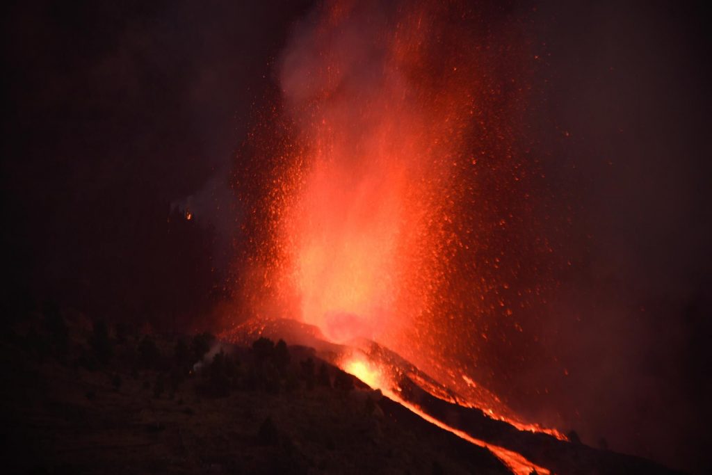 La lava de la isla de La Palma creará una lluvia ácida al caer al mar