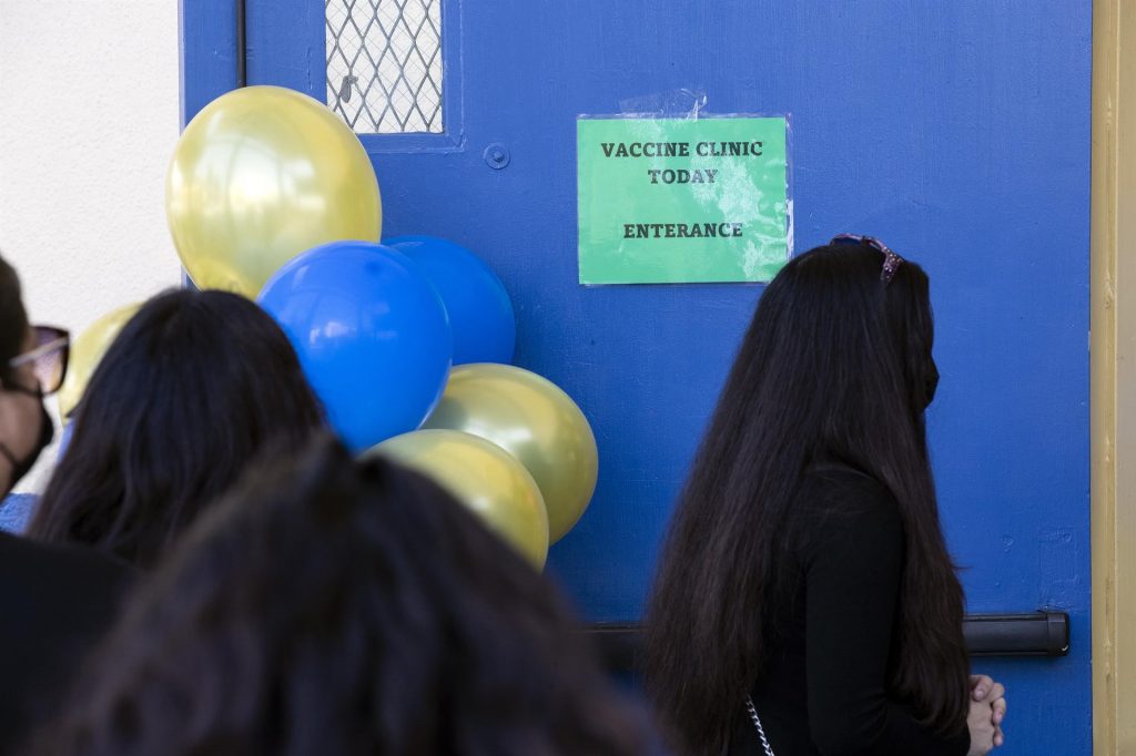 Mueren 54 maestros y 9 alumnos por la covid-19 en Florida desde julio