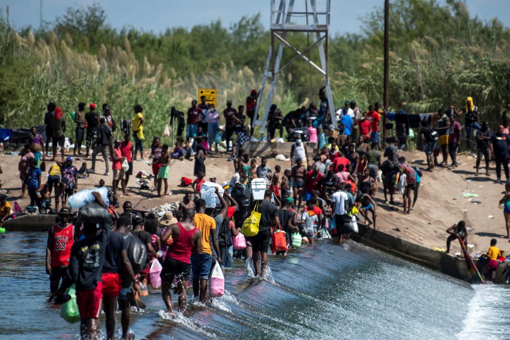 El gobernador de Texas solicita a Biden la declaración de emergencia por la crisis migratoria en la frontera