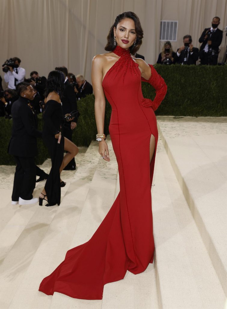 Eiza González deslumbró con un vestido de Versace