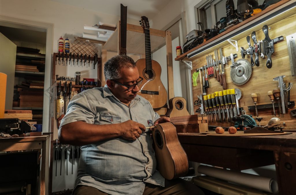 Bombero construye instrumentos musicales con restos de incendios y demoliciones