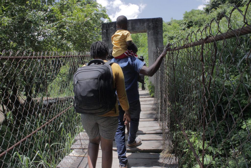 Hallan a 42 migrantes centroamericanos encerrados en casa de centro de México