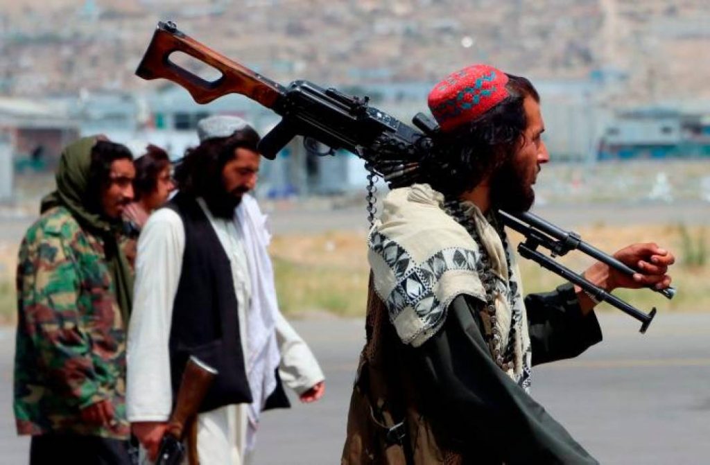 Los talibanes matan y cuelgan en público a cuatro secuestradores