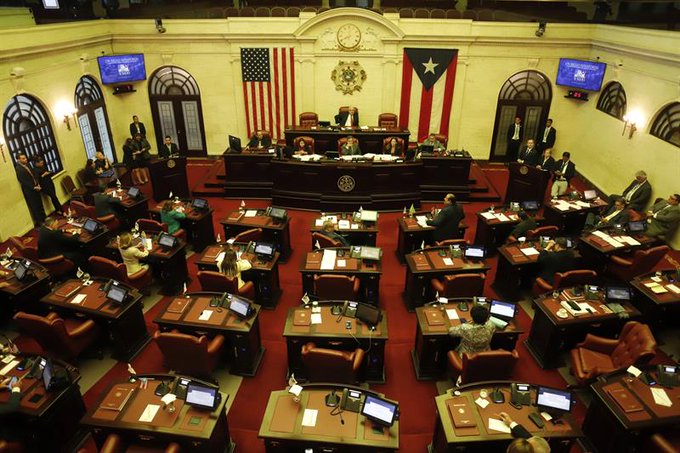 Gobernador de Puerto Rico firma la ley que propone reducir la deuda pública
