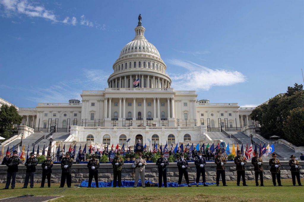 Biden homenajeó a los policías que contuvieron el asalto al Capitolio