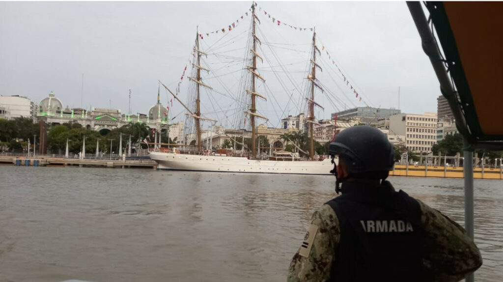 Buque escuela brasileño impacta contra un puente en río de Ecuador