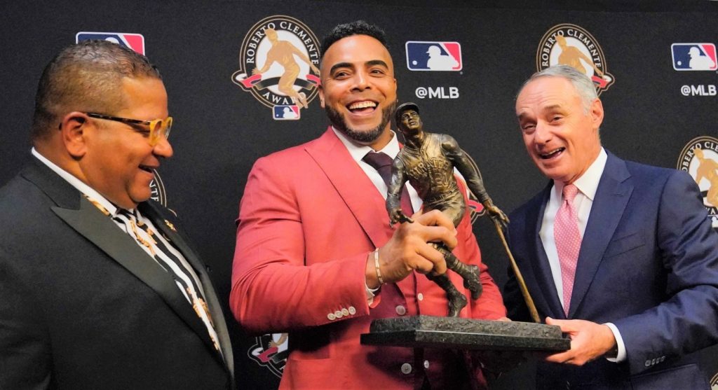 "Es muy bonito hacer esta labor", dijo Nelson Cruz al recibir el Premio Roberto Clemente