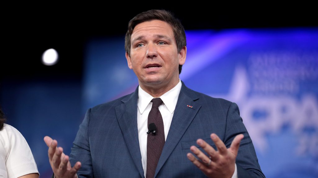 DeSantis promete US$ 5 mil a agentes policiales que decidan mudarse a Florida
