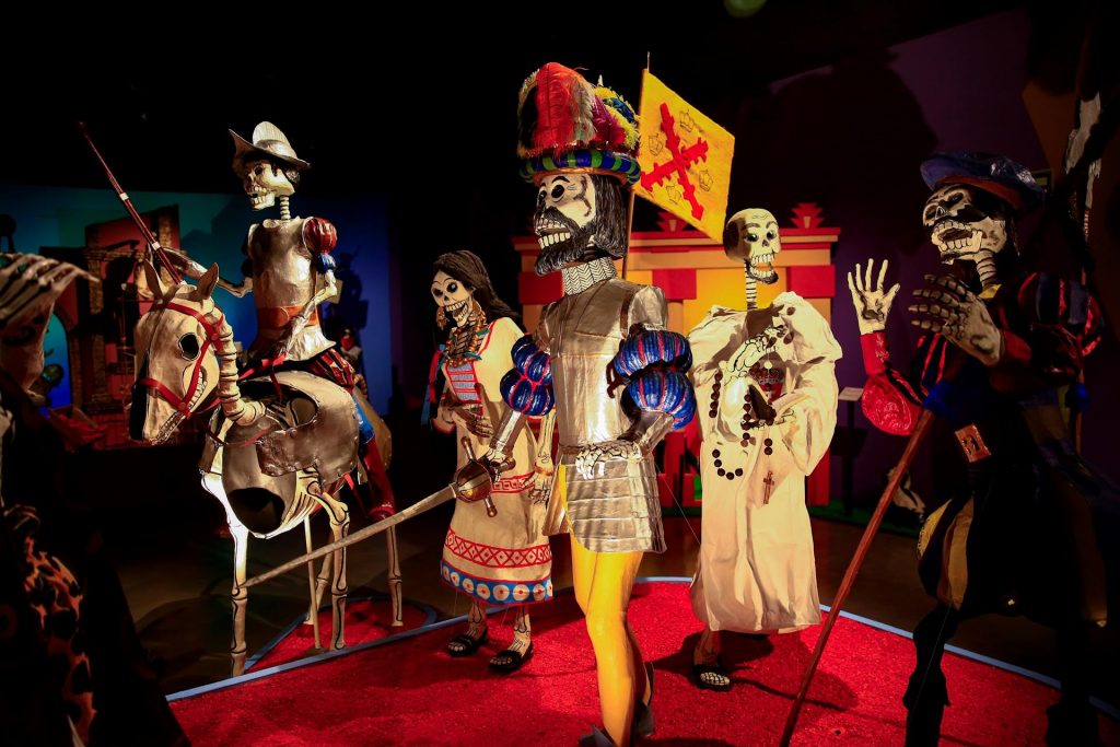 Antiguo parque de atracciones mexicano luce gran ofrenda por Día de Muertos
