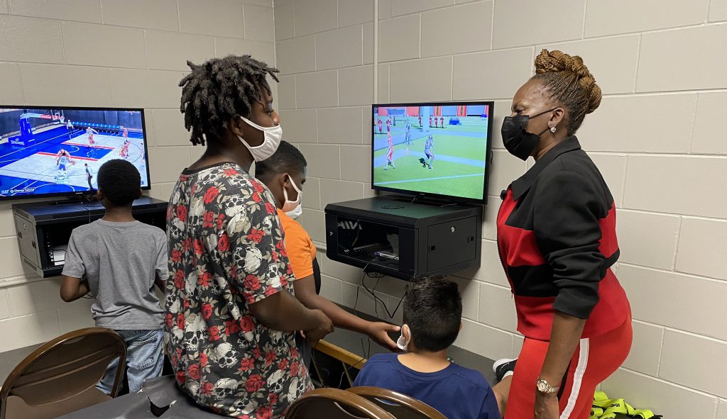 La desarrolladora de videojuegos EA hizo donación a centros comunitarios de Orlando