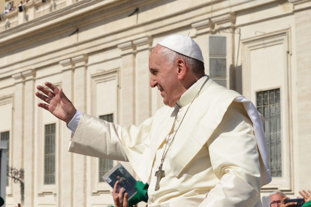 El papa pide una solución duradera para flujos migratorios en el Mediterráneo