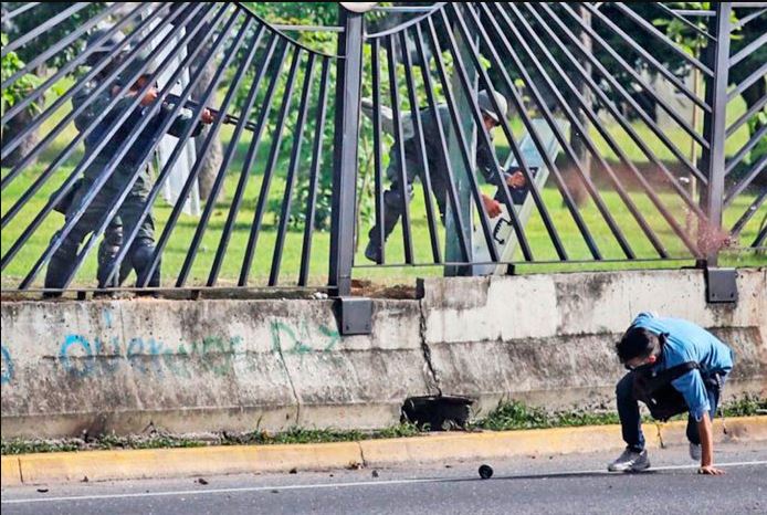 Fiscalía venezolana presenta pruebas contra militar por asesinato en protesta