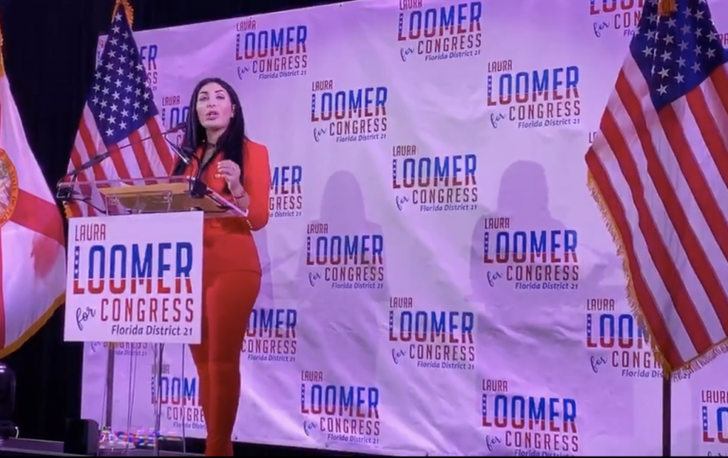 Laura Loomer acusa a representante demócrata de esparcir noticias falsas en su contra