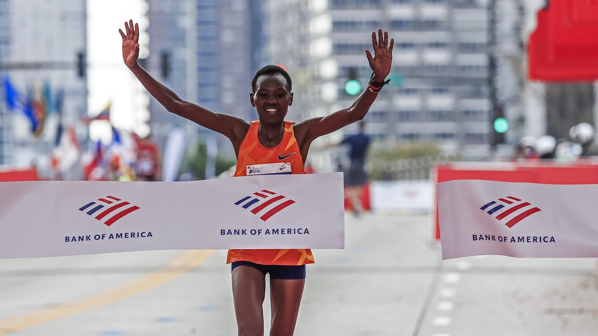 La keniana Ruth Chepngetich y el etíope Seifu Tura ganan el