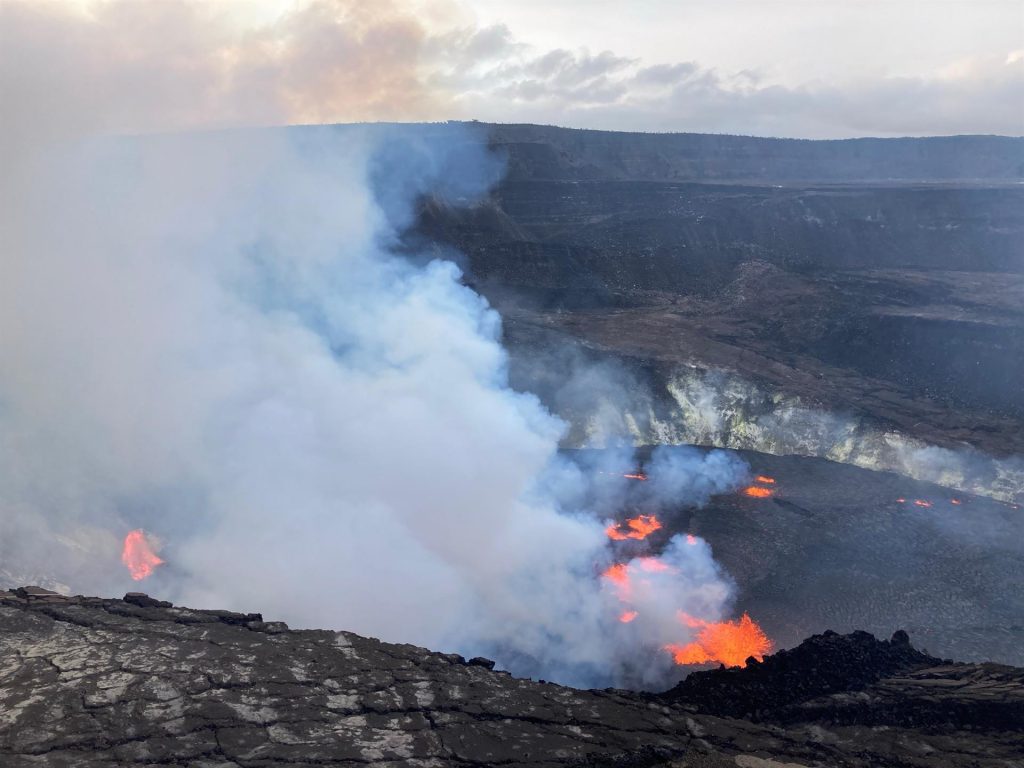 Miles de curiosos visitan el volcán Kilauea en Hawái para observarlo en erupción