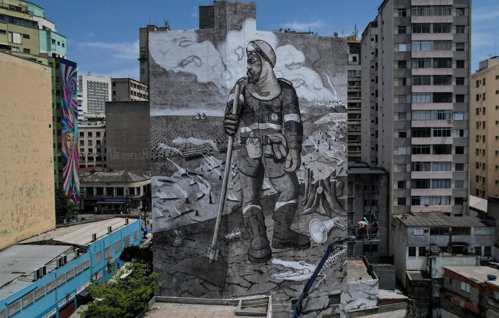 Un mural compuesto de cenizas amazónicas cobra vida en Brasil