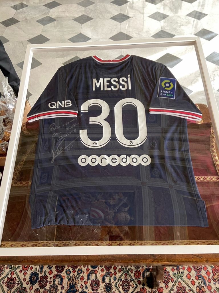El Papa recibe la camiseta del PSG de Messi: "Siempre puedes contar conmigo"