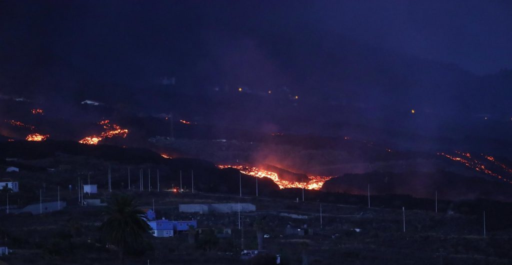 Terremoto de 4,9 en la isla española del volcán en erupción