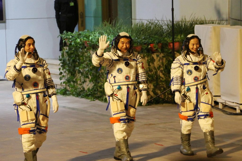 Tripulación de Shenzhou-13 accede a módulo de estación espacial