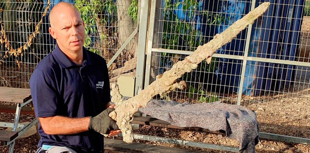 Buzo halló una espada de 900 años casi intacta en Israel