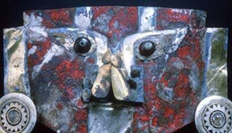 Una máscara de oro milenaria hallada en Perú contiene sangre humana