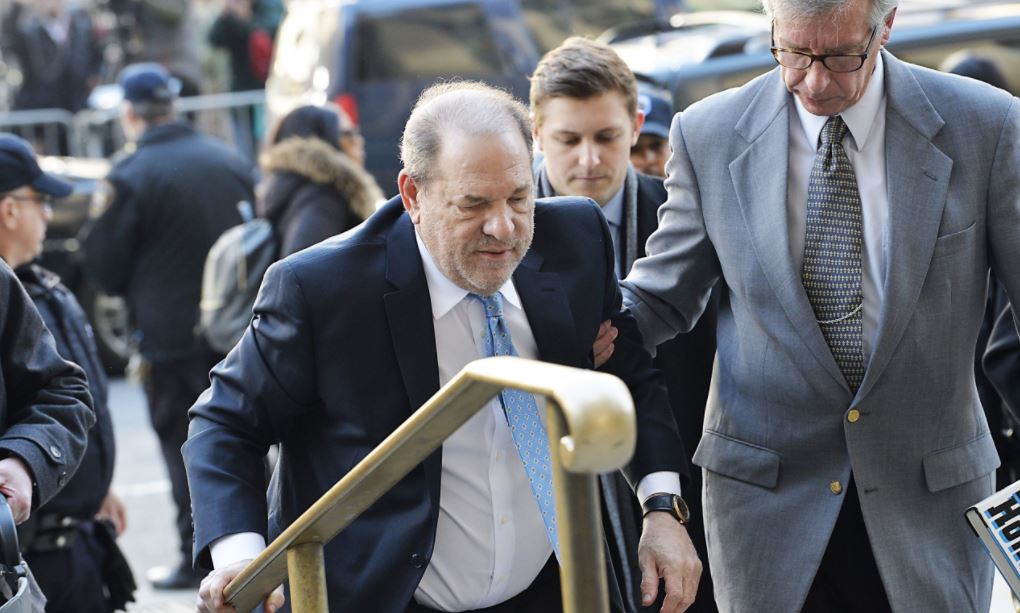 Una mujer británica retira las acusaciones de agresión sexual contra el productor de cine Harvey Weinstein
