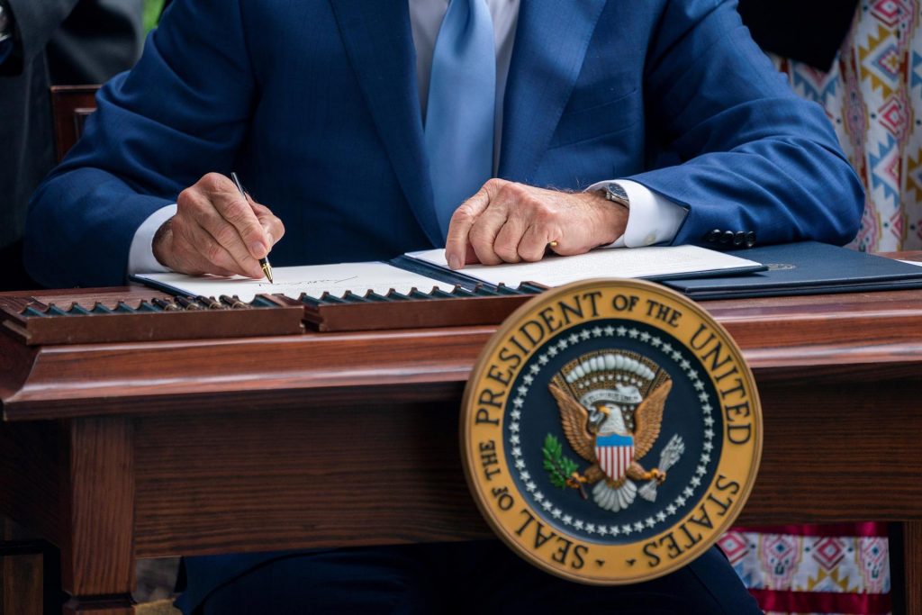 Biden firma ley para favorecer a víctimas del síndrome de la Habana