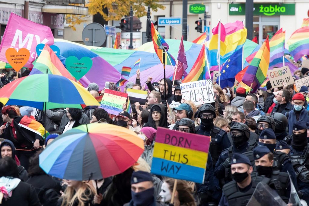 Parlamento polaco debate ley que prohíbe manifestaciones a favor del colectivo LGTBI