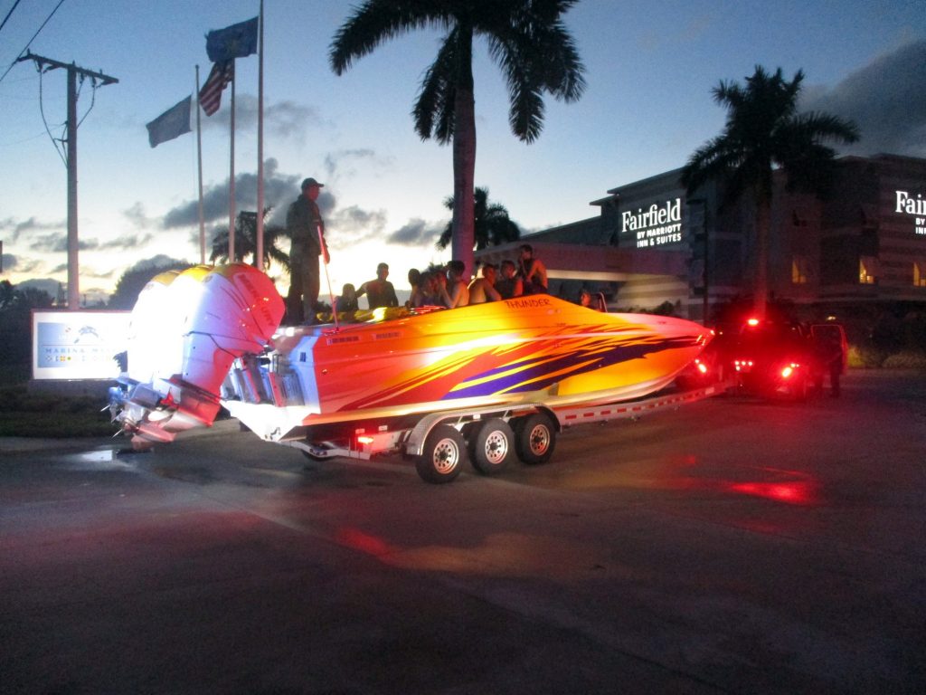 32 cubanos viajaban escondidos en una lancha remolcada por un camión en Florida